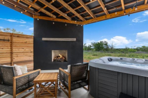 Ashlee's Farmhaus, Hot Tub, Fireplace, in town!